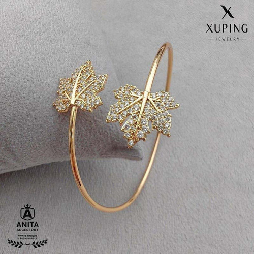 بنگل طلایی مدل برگ انجیر ژوپینگ | رنگ ثابت | ضد حساسیت | شیک و بسیار دلنشین | نگین مخراجکاری شده | سایز 2و3 فری سایز | برند معتبر ژوپینگ